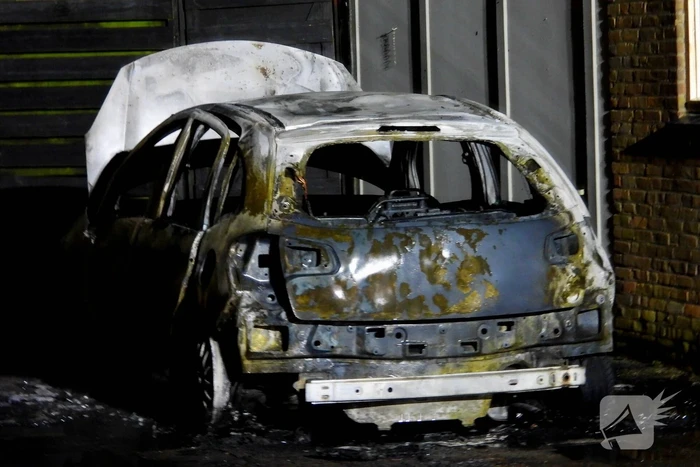 Auto brandt volledig uit naast woning