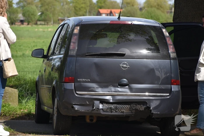 Veel schade bij kop-staart botsing na remmen bij kruispunt