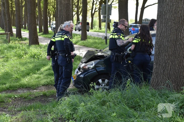 Veel schade bij kop-staart botsing na remmen bij kruispunt
