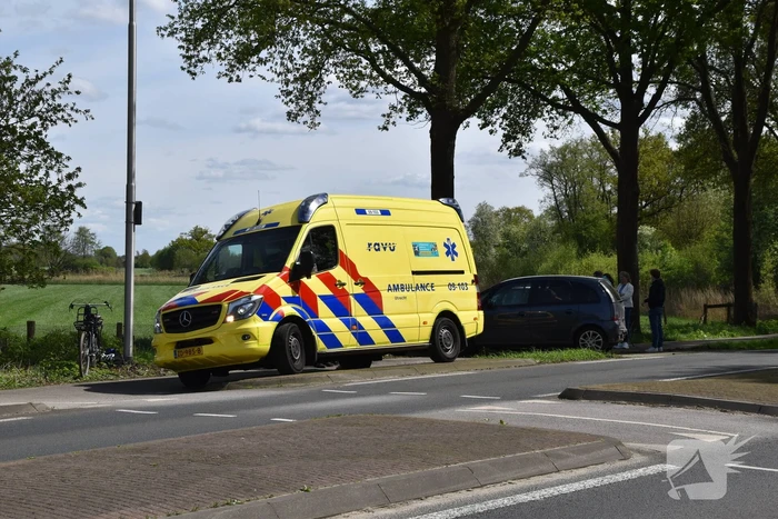 Veel schade bij kop-staart botsing na remmen bij kruispunt