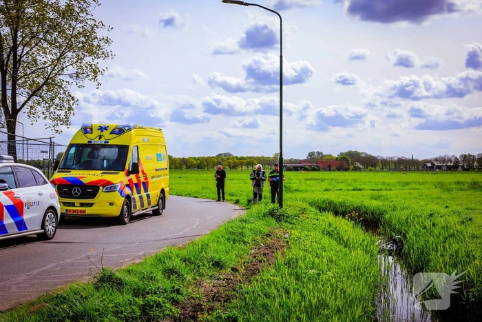 Motorrijdster mist bocht belandt in sloot