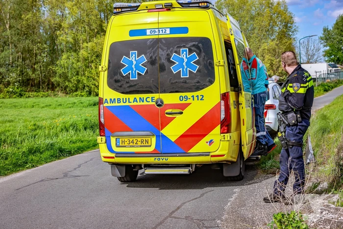 Motorrijdster mist bocht belandt in sloot