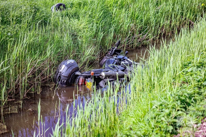 Motorrijdster mist bocht belandt in sloot