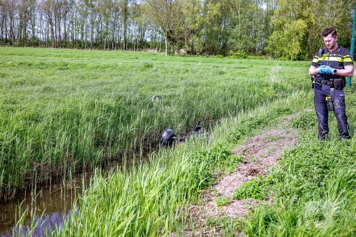 Motorrijdster mist bocht belandt in sloot