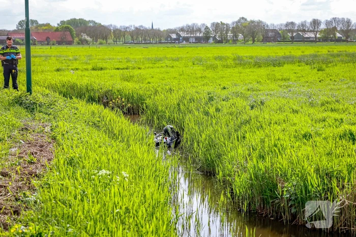 Motorrijdster mist bocht belandt in sloot