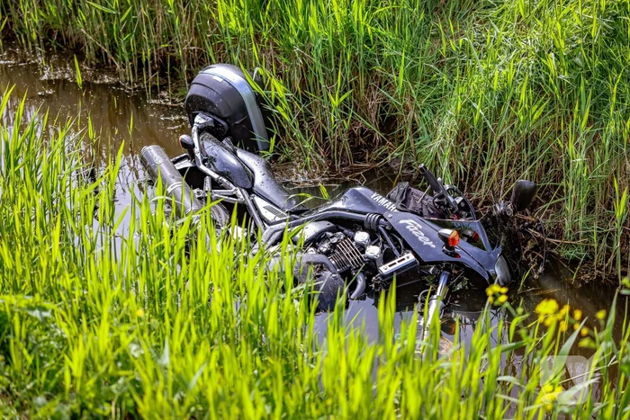 Motorrijdster mist bocht belandt in sloot