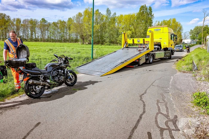 Motorrijdster mist bocht belandt in sloot