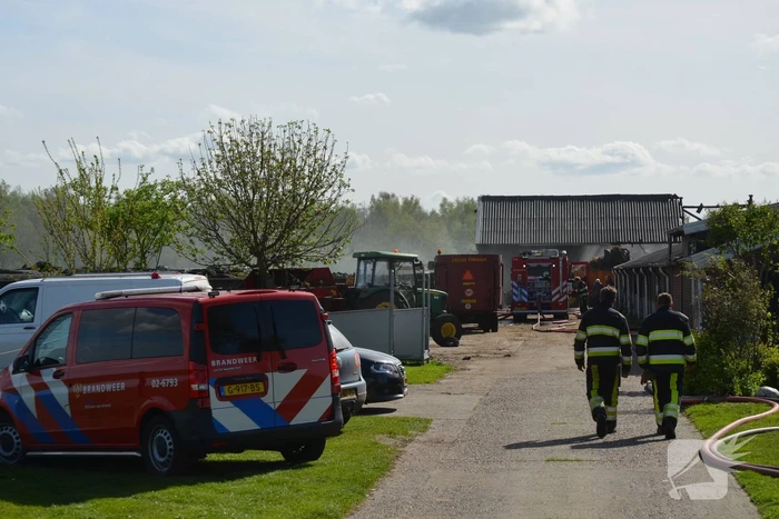 Schuur boerenerf brandt volledig uit