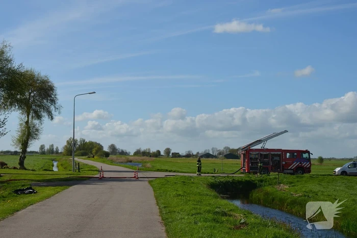 Schuur boerenerf brandt volledig uit