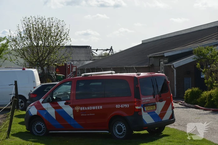 Schuur boerenerf brandt volledig uit