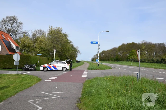 Schade bij ongeval tussen twee auto's en motor