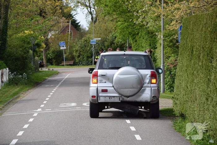 Schade bij ongeval tussen twee auto's en motor