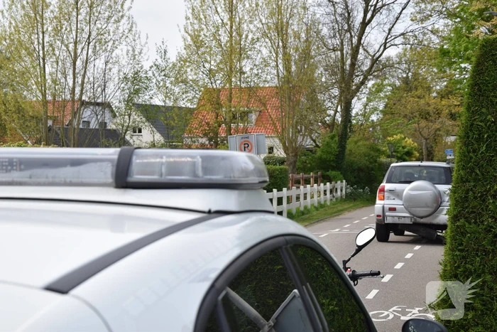 Schade bij ongeval tussen twee auto's en motor
