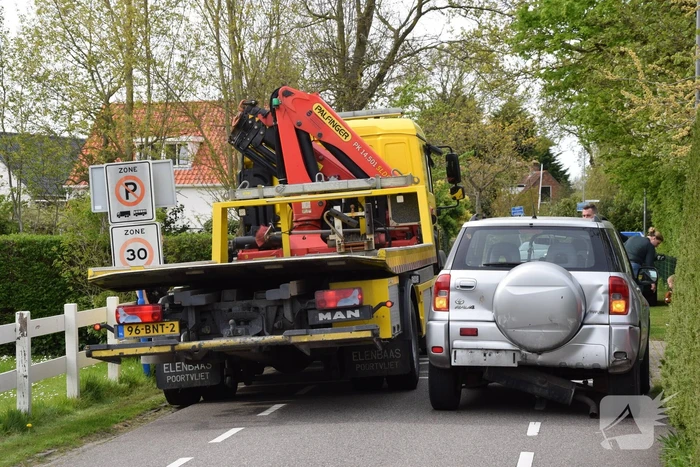 Schade bij ongeval tussen twee auto's en motor