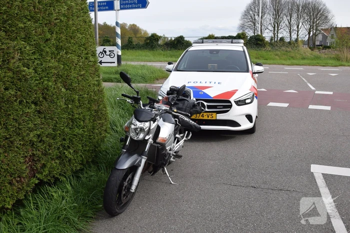Schade bij ongeval tussen twee auto's en motor