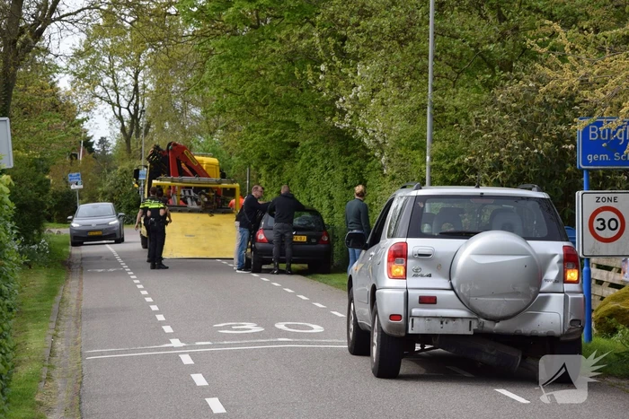 Schade bij ongeval tussen twee auto's en motor