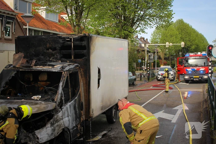Bestelbus brandt volledig af
