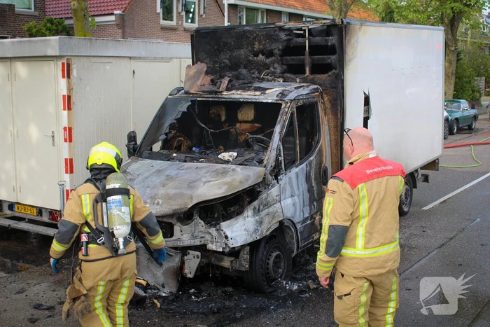 Bestelbus brandt volledig af