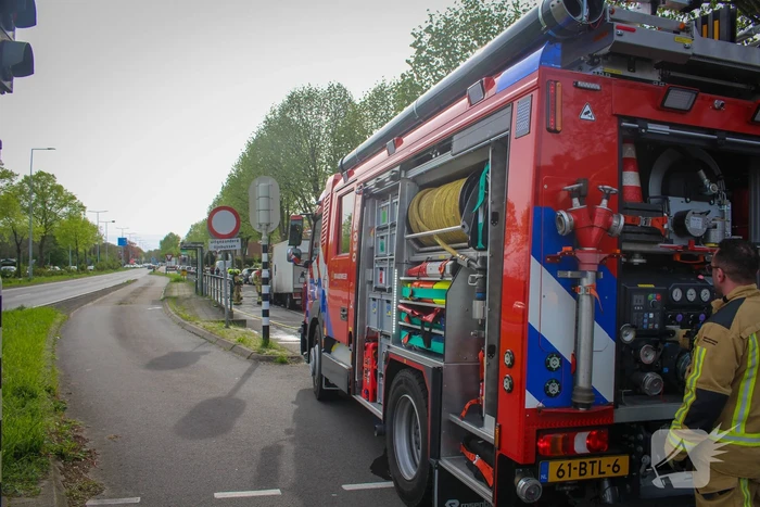 Bestelbus brandt volledig af