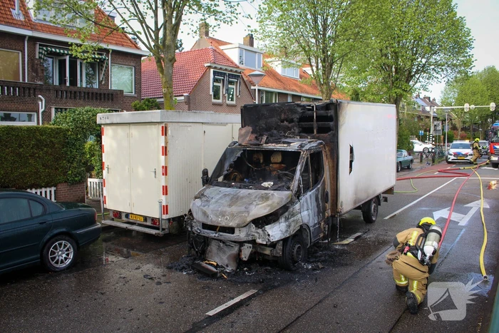 Bestelbus brandt volledig af