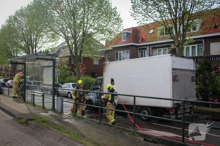 Bestelbus brandt volledig af