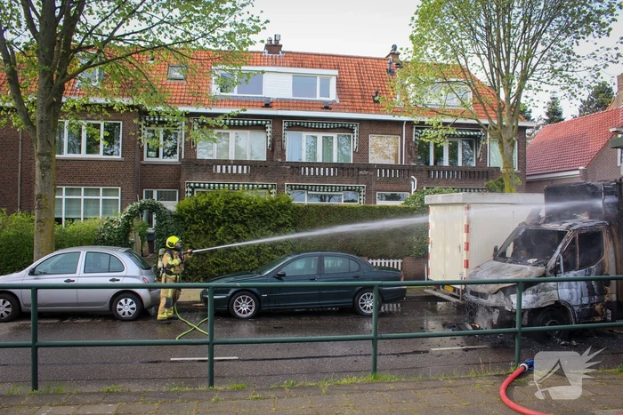 Bestelbus brandt volledig af