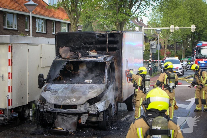 Bestelbus brandt volledig af