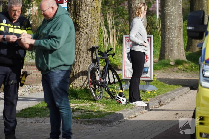Wielrenner komt hard ten val na ongeval met auto