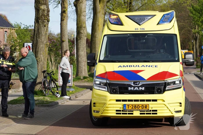Wielrenner komt hard ten val na ongeval met auto