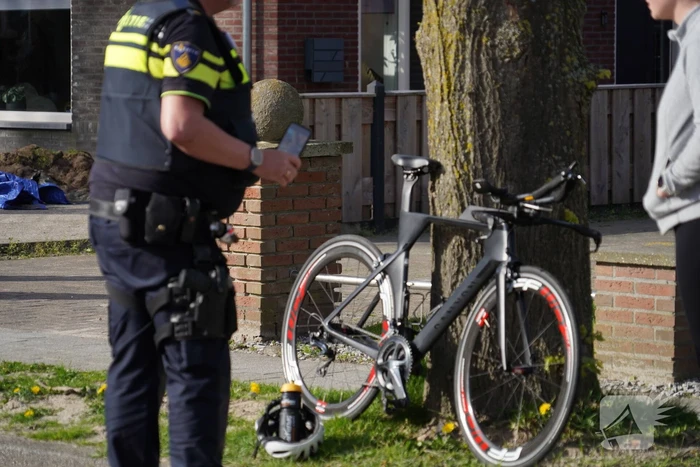 Wielrenner komt hard ten val na ongeval met auto