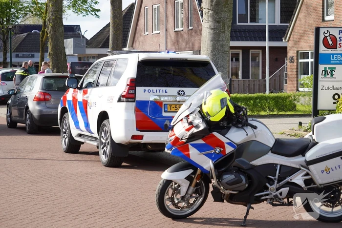Wielrenner komt hard ten val na ongeval met auto