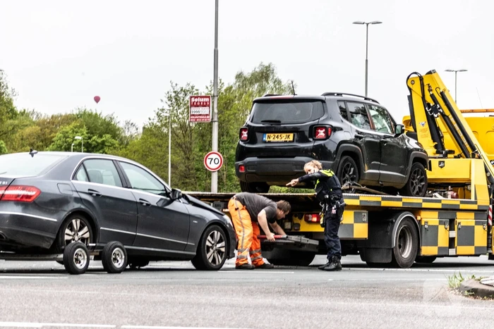 Veel schade nadat auto door rood rijdt