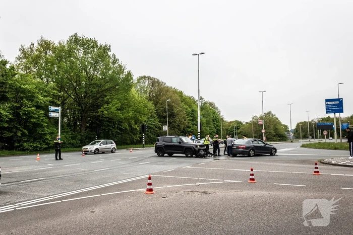 Veel schade nadat auto door rood rijdt