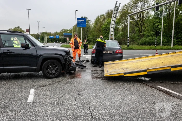 Veel schade nadat auto door rood rijdt