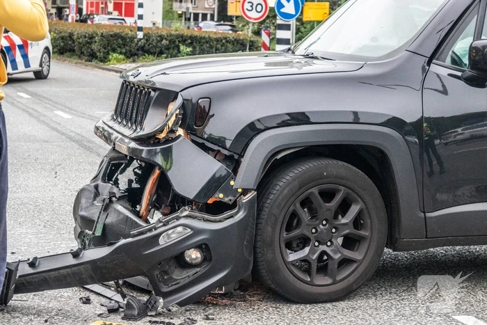 Veel schade nadat auto door rood rijdt