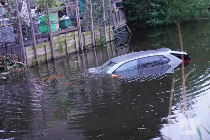 Bestuurder rijdt met drie bijrijders de sloot in