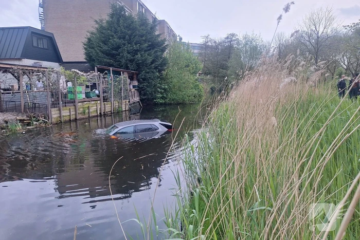 Bestuurder rijdt met drie bijrijders de sloot in