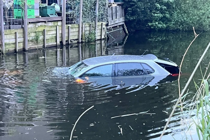 Bestuurder rijdt met drie bijrijders de sloot in