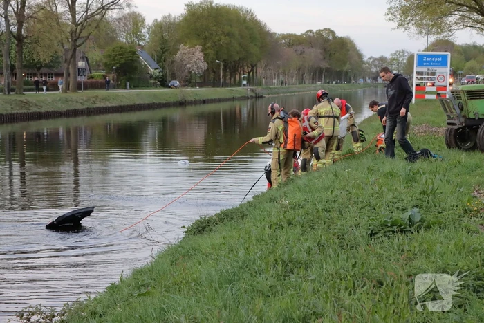 Omstanders springen in het water om ernstig gewonde automobilist te redden