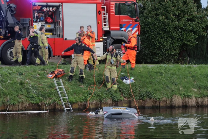 Omstanders springen in het water om ernstig gewonde automobilist te redden