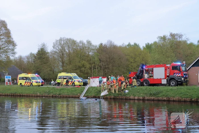 Omstanders springen in het water om ernstig gewonde automobilist te redden