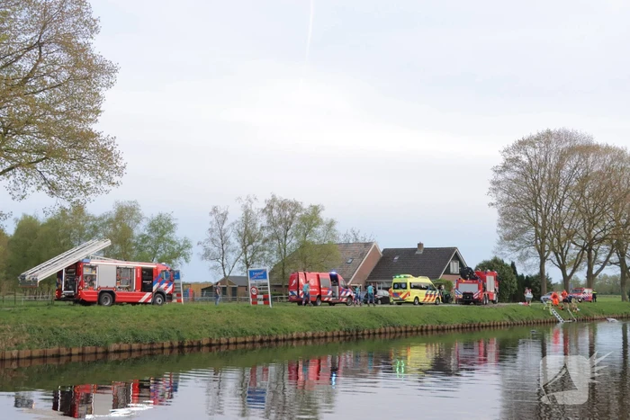 Omstanders springen in het water om ernstig gewonde automobilist te redden