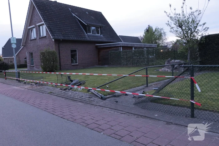 Omstanders springen in het water om ernstig gewonde automobilist te redden