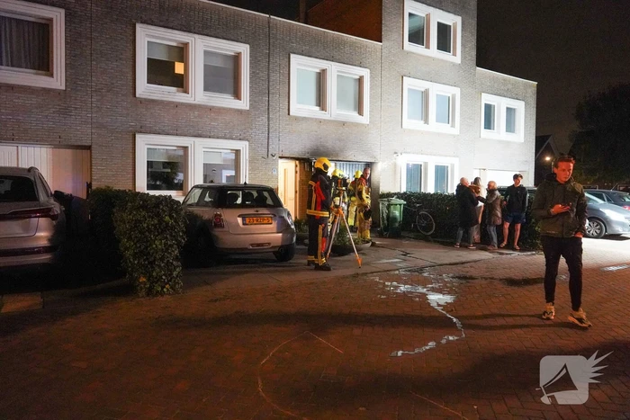 Containerbrand tegen woning, brandweer voorkomt erger