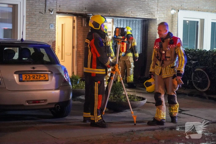 Containerbrand tegen woning, brandweer voorkomt erger