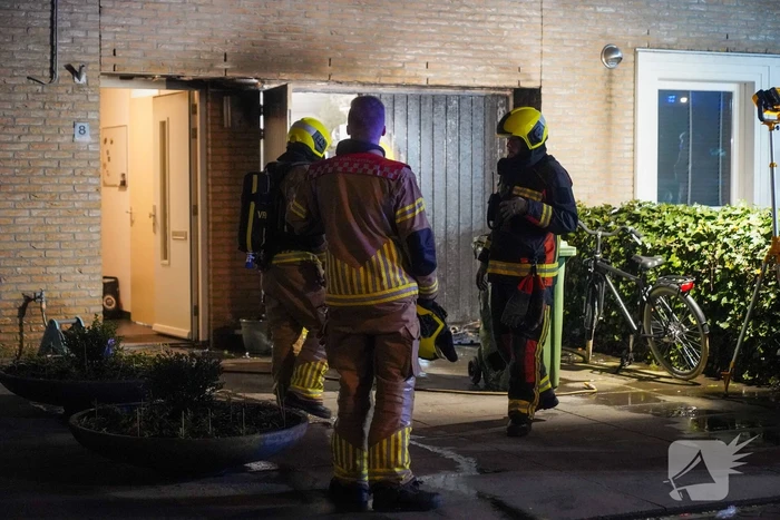 Containerbrand tegen woning, brandweer voorkomt erger