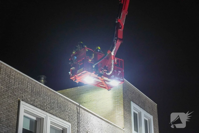 Containerbrand tegen woning, brandweer voorkomt erger