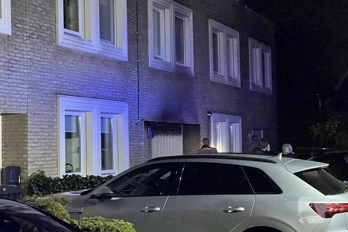 Containerbrand tegen woning, brandweer voorkomt erger