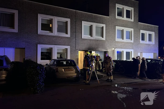 Containerbrand tegen woning, brandweer voorkomt erger