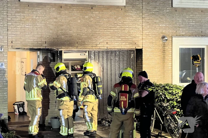 Containerbrand tegen woning, brandweer voorkomt erger